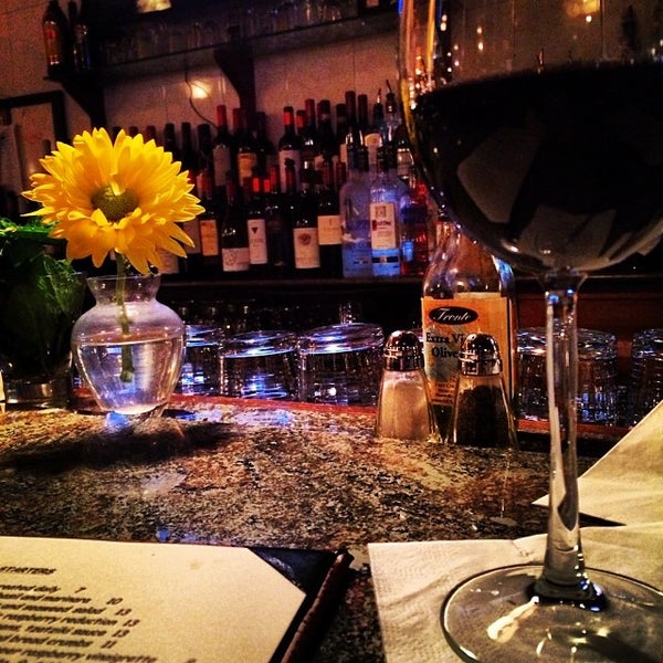 Das Foto wurde bei Mezza Restaurant &amp; Bar von Dan D. am 1/31/2014 aufgenommen