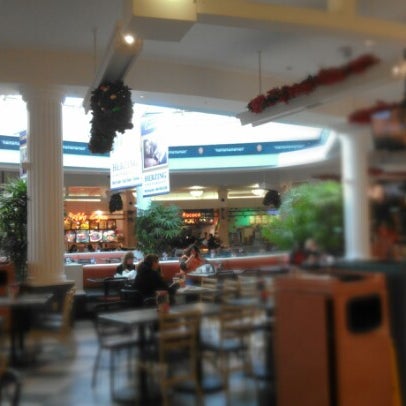 Foto tirada no(a) West Towne Mall por Cor¡ J. em 12/14/2012