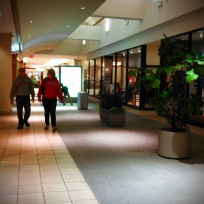 รูปภาพถ่ายที่ Hilldale Shopping Center โดย Cor¡ J. เมื่อ 10/19/2012