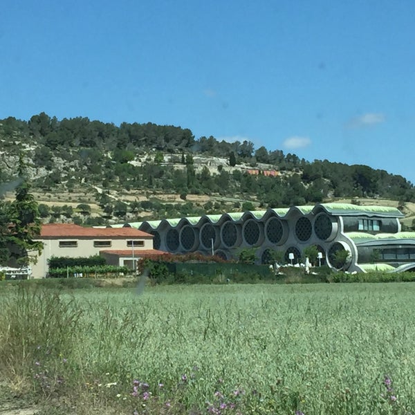 Das Foto wurde bei Cava &amp; Hotel Mastinell von Sonia am 5/19/2016 aufgenommen