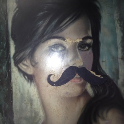 Foto tirada no(a) Moustache Bar por Trent A. em 11/24/2012