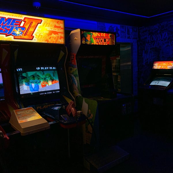 Awesome arcade bar with good craft beer and vegan, gluten-free pizzas available. Joy (stick).