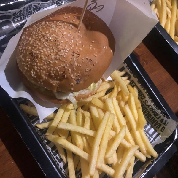 Foto tirada no(a) Ottobros Burger &amp; Cafe por Nigar S. em 9/23/2020