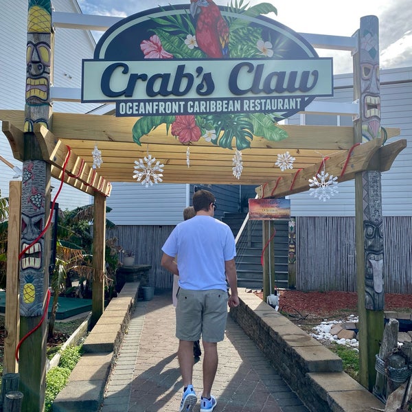 Foto scattata a Crab&#39;s Claw Oceanfront Caribbean Restaurant da Brenda M. il 12/4/2021