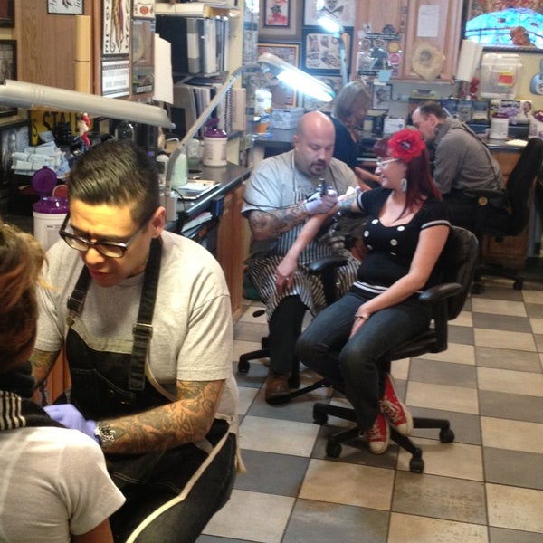 รูปภาพถ่ายที่ The Chicago Tattoo and Piercing Co. โดย Allison A. เมื่อ 1/18/2013
