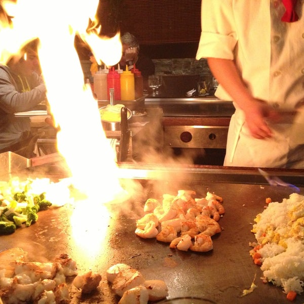 Foto scattata a Osaka Japanese Sushi and Steakhouse da Yunying il 1/2/2013