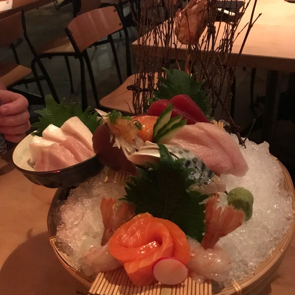 รูปภาพถ่ายที่ Blowfish Sushi to Die For โดย Amani L. เมื่อ 11/3/2017