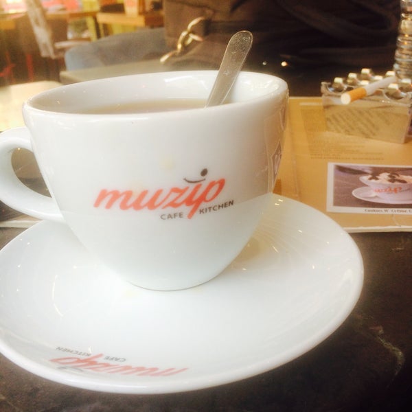 Das Foto wurde bei Muzip Cafe &amp; Kitchen von Onelib am 2/8/2016 aufgenommen