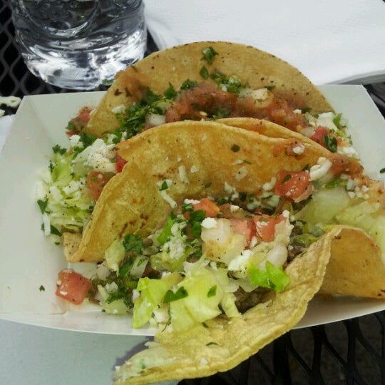รูปภาพถ่ายที่ Edgar&#39;s Best Taco Shack โดย Maria H. เมื่อ 11/20/2012
