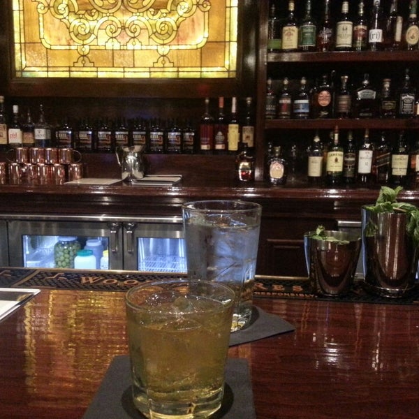 Foto tirada no(a) Down One Bourbon Bar &amp; Restaurant por Matt C. em 3/1/2013