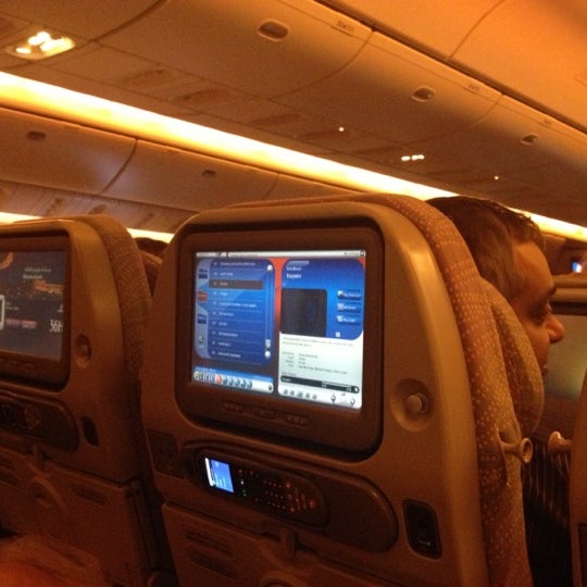 Эмирейтс ек 132. Ek 2285 emirates. Рейс ek‑131. Эмирейтс ек 132. Самолет эмирейтс боинг 777.