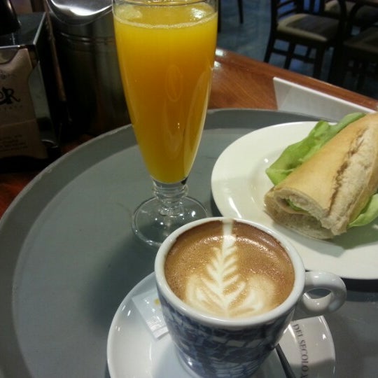 Photo taken at Cafeteria Oicor by Fran F. on 2/16/2013