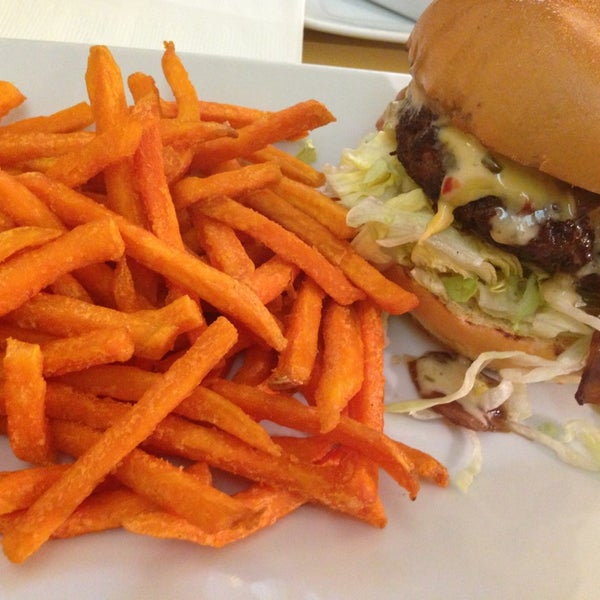 7/29/2013 tarihinde Katrina M.ziyaretçi tarafından Burger Heaven'de çekilen fotoğraf
