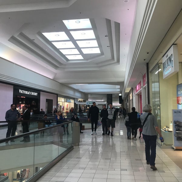 Foto diambil di Sunvalley Shopping Center oleh チェ ゲ. pada 2/21/2018