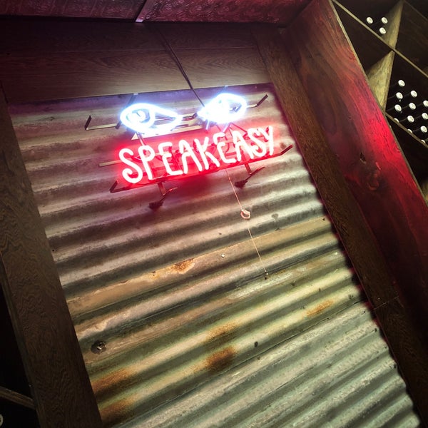 รูปภาพถ่ายที่ Speakeasy Ales &amp; Lagers โดย Stephen H. เมื่อ 12/15/2018