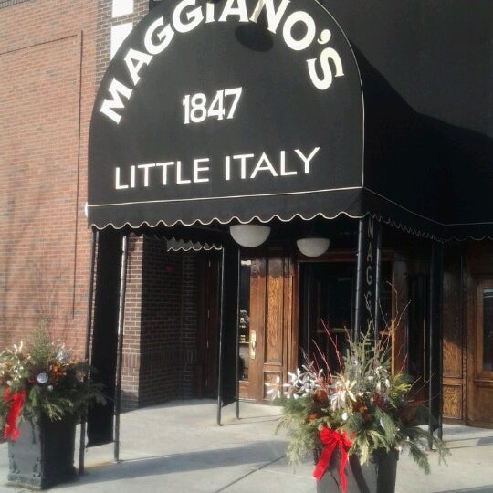 Снимок сделан в Maggiano&#39;s Little Italy пользователем Mike B. 12/22/2012