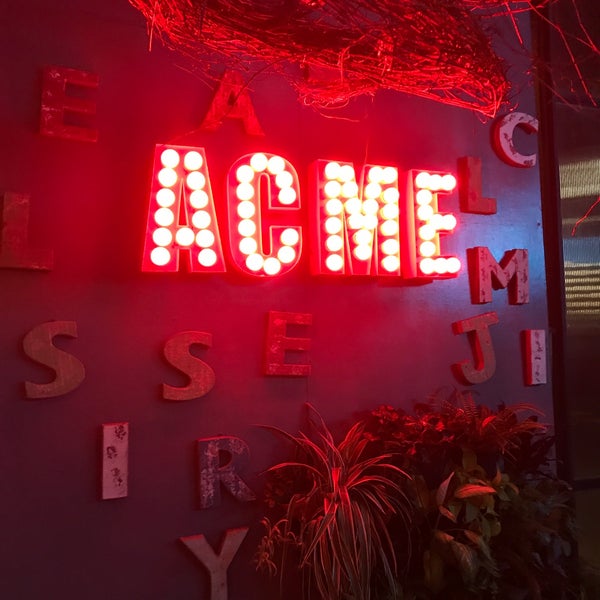 Photo prise au Acme Bar &amp; Coffee par Lyn A. le8/17/2017