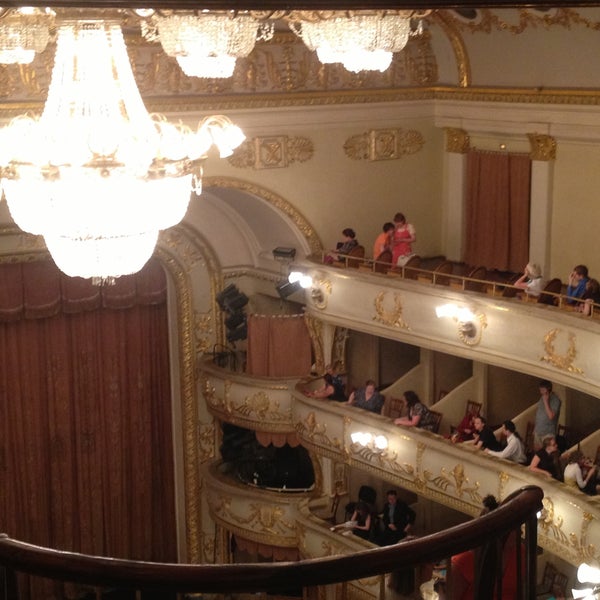 รูปภาพถ่ายที่ Opera and Ballet Theatre โดย Elena เมื่อ 6/19/2013