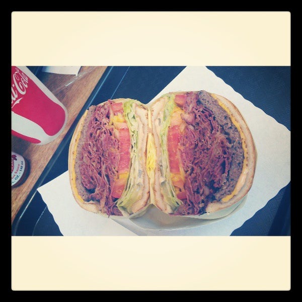 6/28/2013 tarihinde Pedro L.ziyaretçi tarafından Tops Burger'de çekilen fotoğraf