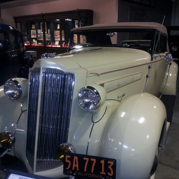 Foto tirada no(a) California Auto Museum por Gina O. em 6/20/2013