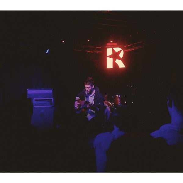 รูปภาพถ่ายที่ Revolution Bar &amp; Music Hall โดย Becca L. เมื่อ 5/3/2013