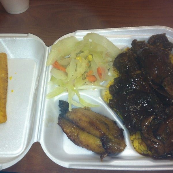 Foto tomada en Golden Krust Caribbean Restaurant  por Anita E. el 1/17/2013