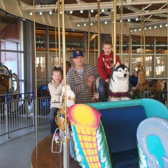 Ночная карусель с лошадками. Красивая карусель. Разноцветная лошадь карусель. Карусель с лошадками. Карусель поль.