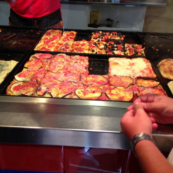 Пицца 22 см как выглядит. Знак мама пицца. Мама пицца москва. Мама пицца москва. Мама пицца москва.