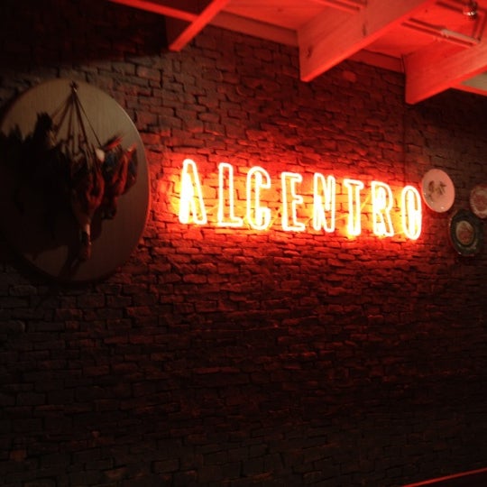 รูปภาพถ่ายที่ Alcentro Cafe Bistro โดย Luis C. เมื่อ 9/14/2012
