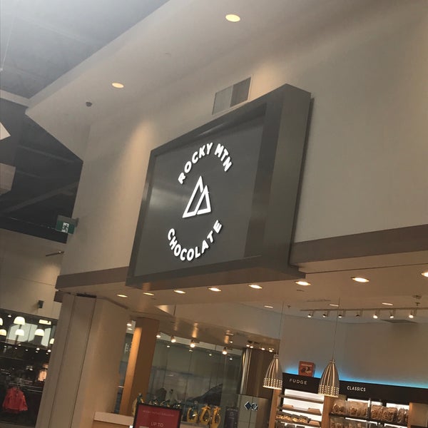 Premium Outlet Collection Edmonton International Airport