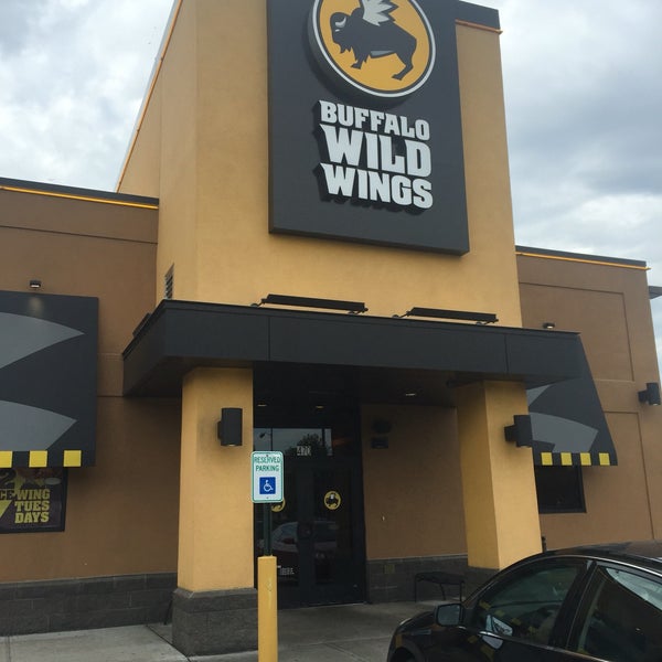 Foto scattata a Buffalo Wild Wings da Yellow H. il 10/17/2016