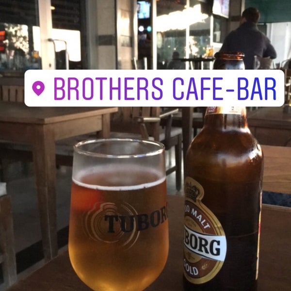 Das Foto wurde bei Brothers Cafe &amp; Bar von Selin Ş. am 9/23/2017 aufgenommen