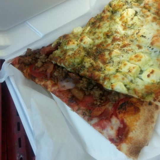 Снимок сделан в EPIC Pizza &amp; Subs пользователем Calvin G. 1/4/2013