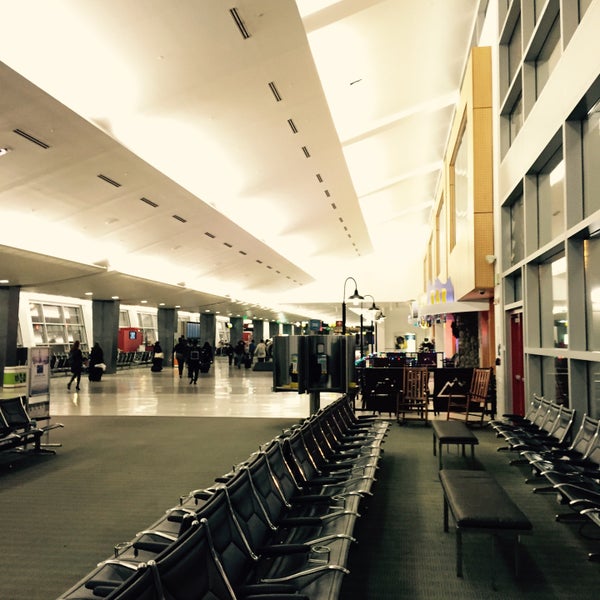 Photo taken at Seattle-Tacoma International Airport (SEA) by Allen C. on 12/28/2015