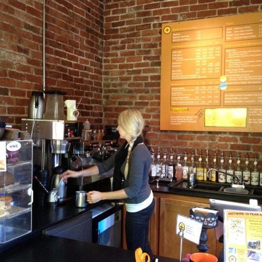Foto diambil di Hotwire Coffeehouse oleh Allen C. pada 9/29/2012
