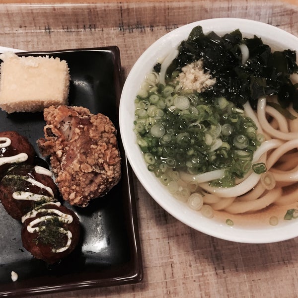 Foto tomada en U:DON Fresh Japanese Noodle Station  por Allen C. el 6/18/2016
