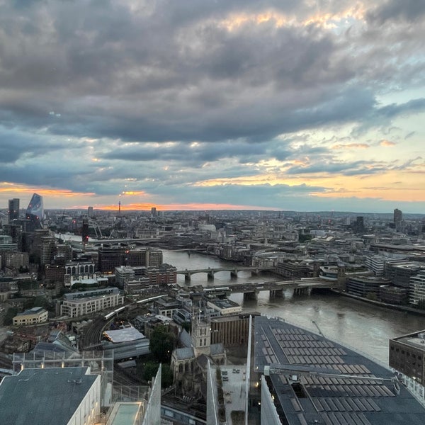Photo taken at Oblix at The Shard by Tarek D. on 7/31/2022