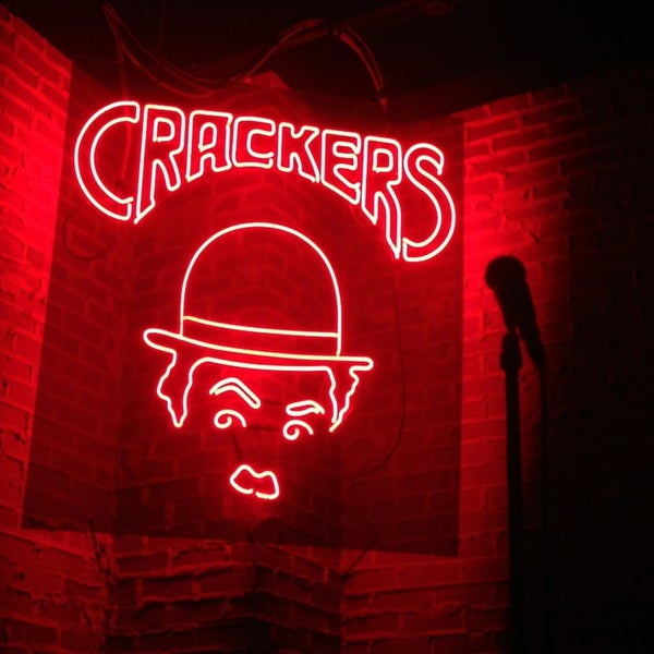 Photo prise au Crackers Comedy Club par Jamie K. le9/13/2013