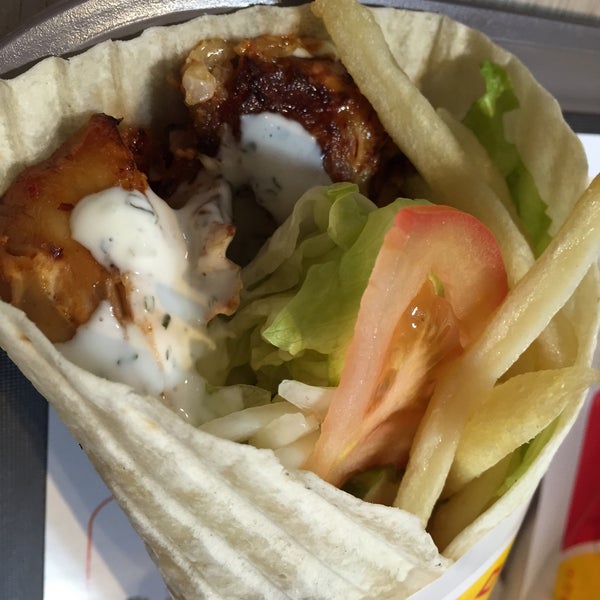 Foto diambil di Mr. Kebab Itaewon Halal Food oleh hyemin n. pada 12/6/2014