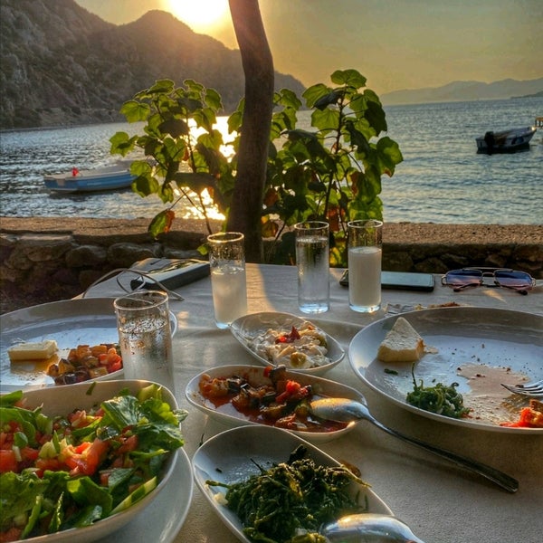 Foto scattata a Delikyol Deniz Restaurant Mehmet’in Yeri da 👑 E 👑 il 9/16/2020