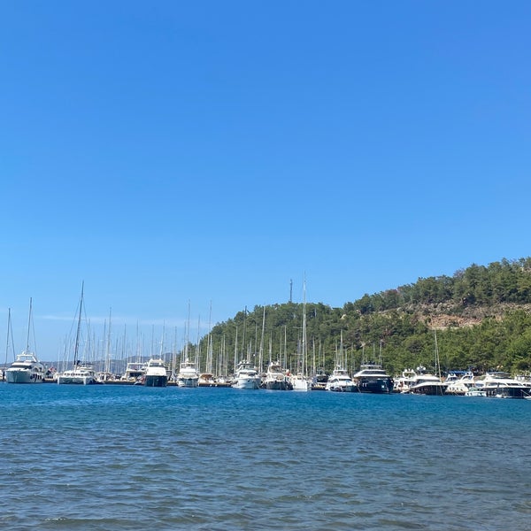 Das Foto wurde bei Martı Marina &amp; Yacht Club von 👑 E 👑 am 9/20/2023 aufgenommen