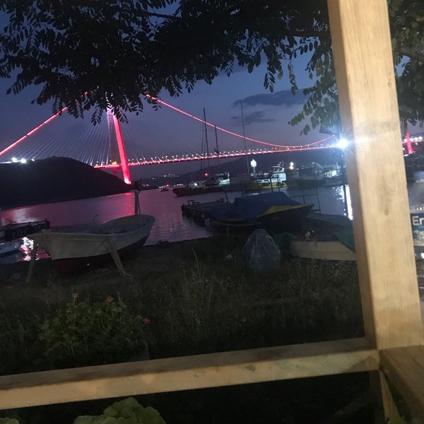 Снимок сделан в Poyrazköy Sahil Balık Restaurant пользователем Serkan Y. 7/18/2018