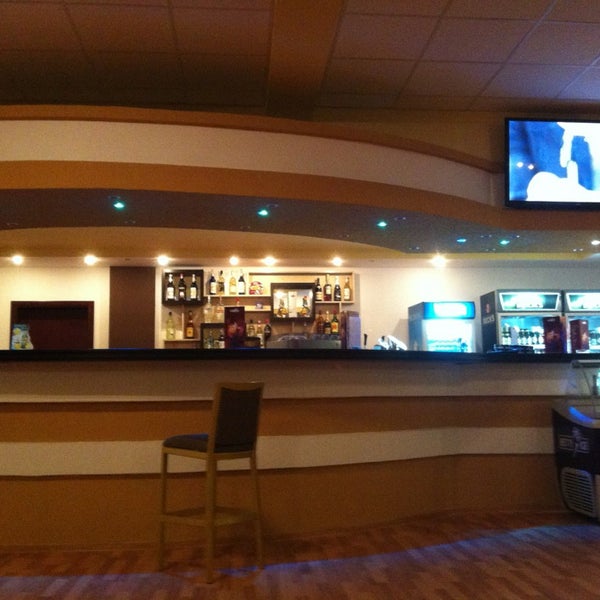 Кафе алиби москва. Кальян бар серпухов. Перла клуб. Клубника клуб дербеневская. Forteпьяно караоке изумрудный зал.