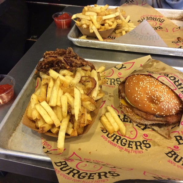 Foto tirada no(a) Big Chef Tom’s Belly Burgers por Jóhann Þorvaldur B. em 1/9/2016