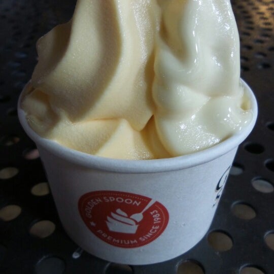 Photo taken at Golden Spoon Frozen Yogurt by Jes T. on 7/16/2014