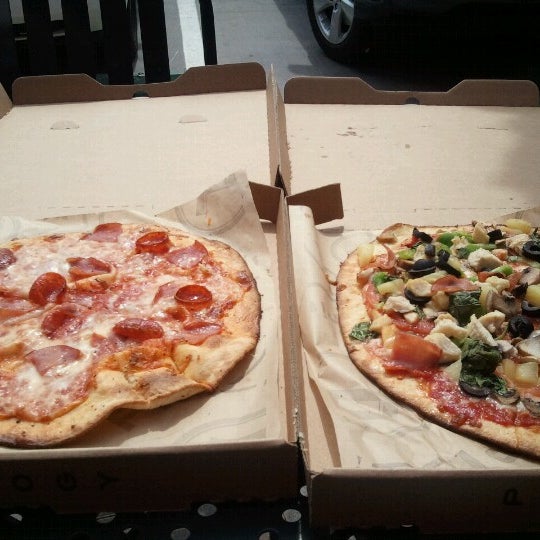 Das Foto wurde bei Pieology Pizzeria von Jes T. am 4/28/2014 aufgenommen