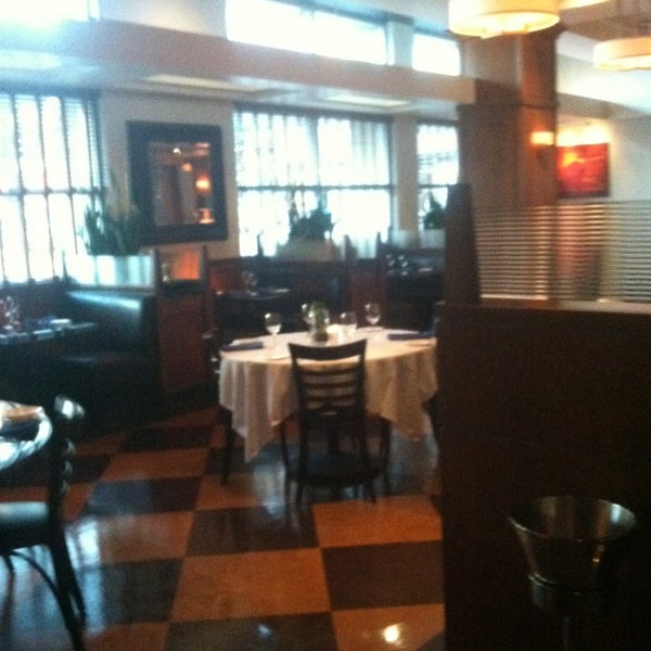 Das Foto wurde bei Bleu Restaurant and Lounge von Justin M. am 3/7/2013 aufgenommen