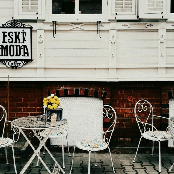 Das Foto wurde bei Eski Moda Coffee von Ayça G. am 8/15/2015 aufgenommen