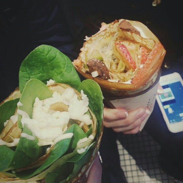 Photo taken at Eight Turn Crepe by MyungJin L. on 2/23/2016