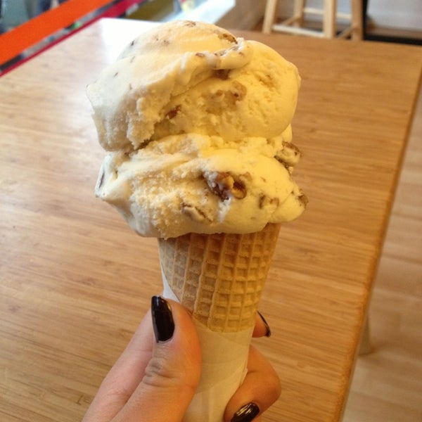 รูปภาพถ่ายที่ Bev&#39;s Homemade Ice Cream โดย Nina เมื่อ 11/16/2013